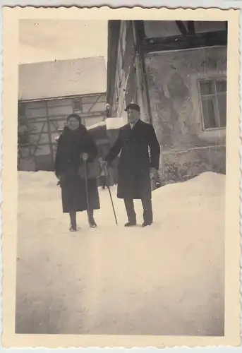 (F15722) Orig. Foto Personen auf dem Dorf vor dem Haus, Winter 1943
