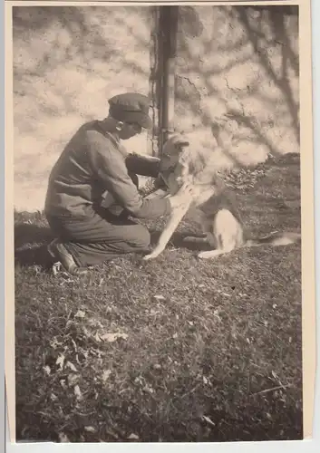 (F15718) Orig. Foto junger Mann mit Schäferhund 1940er