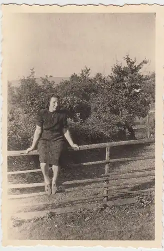 (F15713) Orig. Foto junge Frau sitzt auf einem Weidezaun 1940er