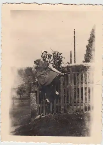 (F15712) Orig. Foto junge Frau sitzt auf einem Zaun 1940er