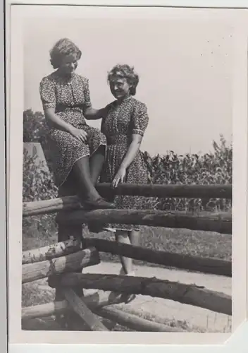 (F15711) Orig. Foto junge Frauen Erni und Sophie an einem Weidezaun 1940er