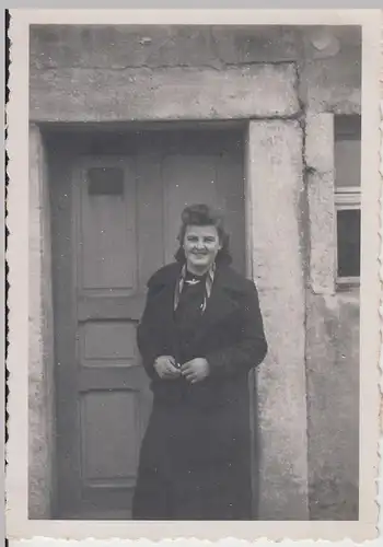 (F15708) Orig. Foto junge Frau Gretel vor dem Hauseingang 1940er
