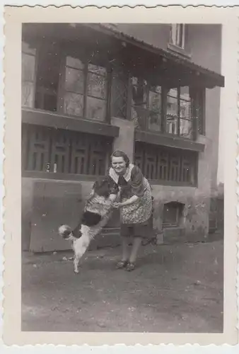 (F15707) Orig. Foto junge Frau Sophie Rößiger mit Hund am Haus 1940er