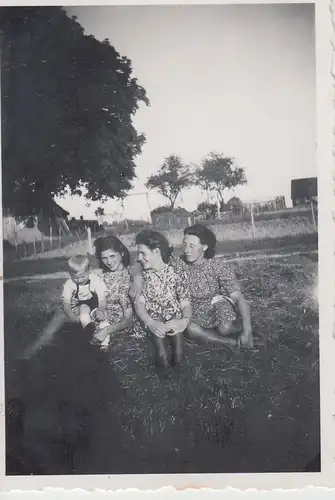 (F15703) Orig. Foto junge Damen nach der Heuernte bei Dresden 1943