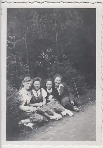 (F15700) Orig. Foto junge Damen am Wegesrand, in der Haidemühle 1941