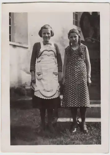 (F15695) Orig. Foto 2 Mädchen am Haus, u.a. Freundin Gertrud Kettner 1936