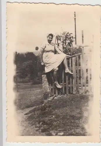 (F15693) Orig. Foto junge Frau sitzt auf Gartenzaun 1941, vermutl. In Wallroda