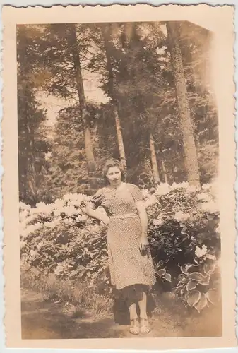 (F15691) Orig. Foto junge Frau am Blumenbeet 1941