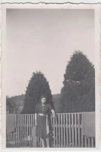 (F15689) Orig. Foto junge Frau lehnt am Zaun 1941, vermutl. In Wallroda