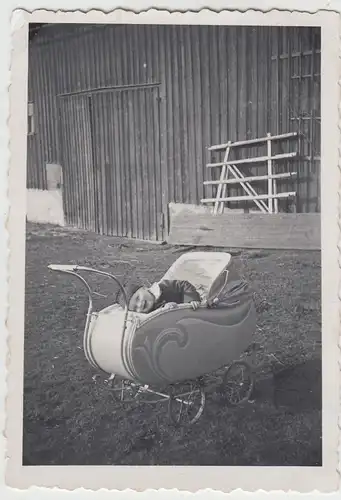 (F15686) Orig. Foto Kleinkind Dieter im Kinderwagen, 1941