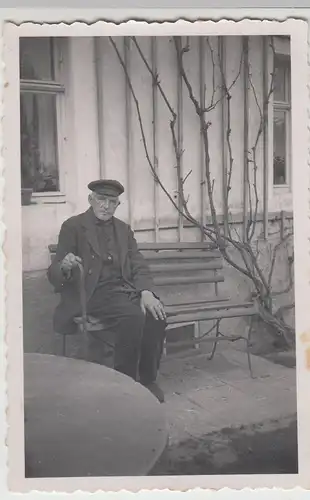 (F15685) Orig. Foto älterer Herr mit Gehstock auf Bank am Haus 1941