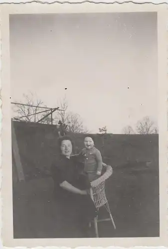 (F15683) Orig. Foto Mutter Liesel mit Sohn Dieter im Korbstuhl 1930er