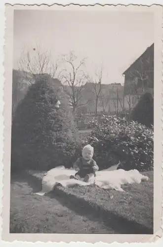 (F15682) Orig. Foto Kind Rainer sitzt auf Schaffell im Freien 1930er