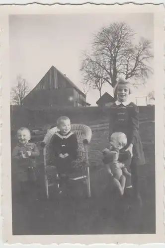 (F15680) Orig. Foto Kinder mit Teddybär und Korbstuhl im Freien 1930er