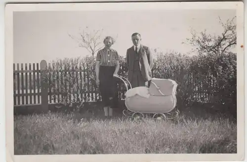 (F15677) Orig. Foto Familie Hautsche, Paar mit Kinderwagen 1930er
