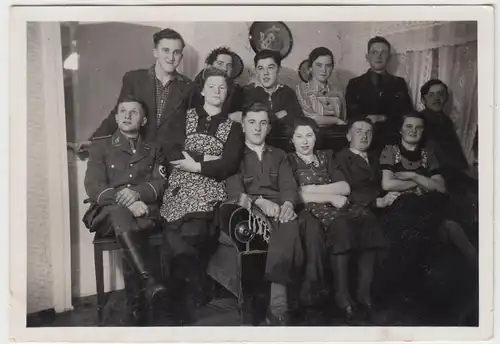 (F15674) Orig. Foto Personen in der Stube, auf Sofa 1930er