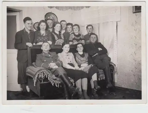 (F15673) Orig. Foto Personen in der Stube, auf Sofa 1930er
