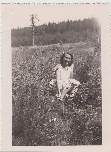 (F15661) Orig. Foto Frau Traudel aus Dresden sitzt im Freien, Weifa 1950