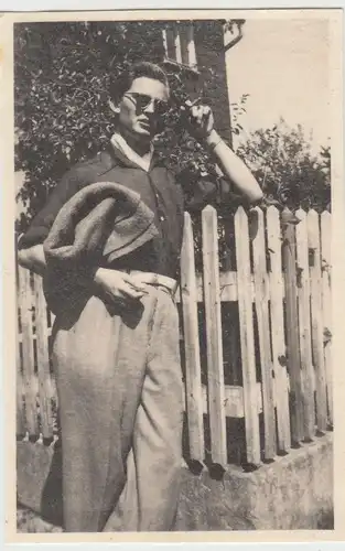 (F15660) Orig. Foto junger Mann lehnt am Zaun 1950