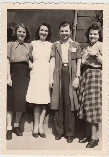 (F15659) Orig. Foto Personen, Arbeitskollegen an einem Gebäude 1950
