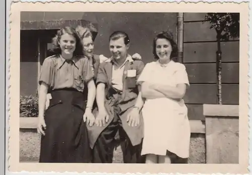 (F15658) Orig. Foto Personen, Arbeitskollegen an einem Gebäude 1950