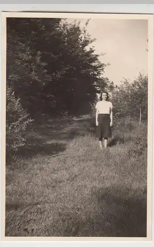 (F15657) Orig. Foto Frau Traudel aus Dresden in der Heide 1950