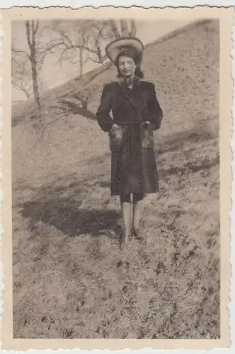 (F15654) Orig. Foto Frau Traudel aus Dresden spaziert, Frühjahr 1947