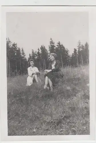 (F15653) Orig. Foto Frauen sitzen im Freien, Ober-Nassau 1946