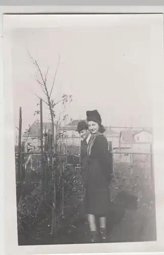 (F15652) Orig. Foto Herr und Frau Traudel aus Dresden im Garten, Herbst 1946