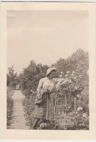 (F15647) Orig. Foto junge Frau Traudel im Garten an Rosenstöcken 1944