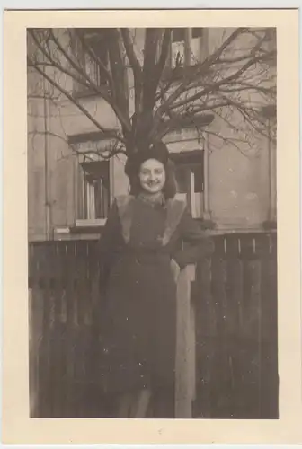 (F15646) Orig. Foto Dresden, junge Frau Traudel vor Wohnhaus, Winter 1944/45