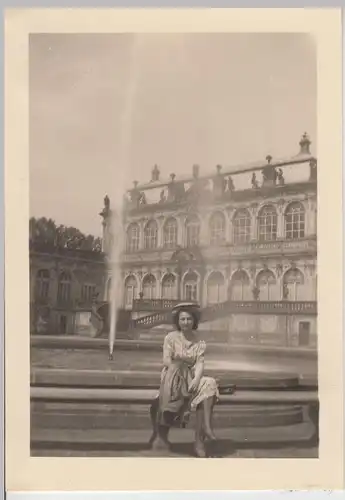 (F15645) Orig. Foto Dresden, junge Frau Traudel im Zwinger 1943