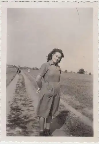 (F15634) Orig. Foto junge Frau Lieselotte auf Feldweg in Mühlberg / Elbe 1943