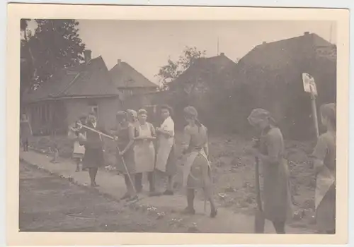 (F15624) Orig. Foto Mühlberg / Elbe, Damen vom RAD-Lager bei Gartenarbeit 1943