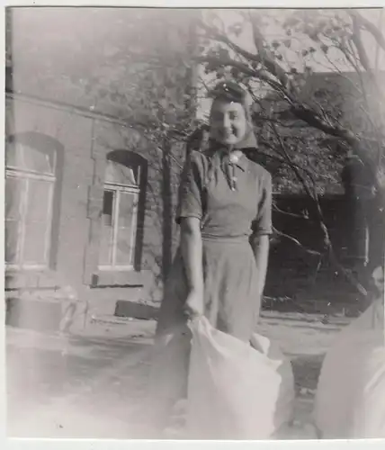 (F15619) Orig. Foto Mühlberg / Elbe, Traudel vom RAD-Lager mit Futtersack 1943