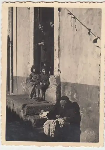(F1561) Orig. Foto Rheims "Stadtidyll", alte Frau, Kinder a. Hauseingang, 1940er