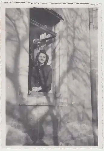 (F15606) Orig. Foto junge Frau Traudel schaut aus dem Fenster, Dresden 1942