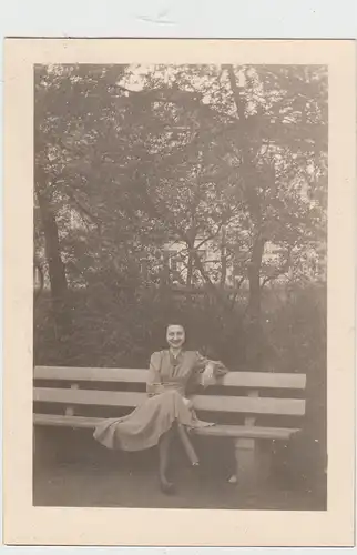 (F15602) Orig. Foto junge Frau Traudel auf Parkbank, Dresden 1941