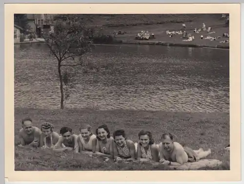 (F15596) Orig. Foto Personen im Freibad Sumpfmühle 1940