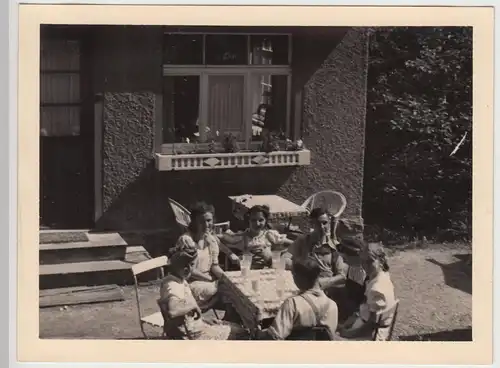 (F15595) Orig. Foto Personen sitzen am Tisch im Freien 1940