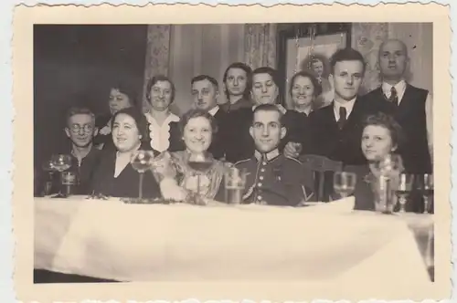 (F15589) Orig. Foto Gruppenbild Hochzeitsfeier Marianne u. Erich 1940