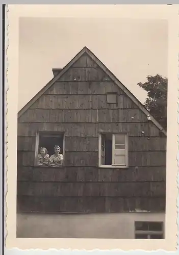 (F15588) Orig. Foto Zinnwald 1939, Mädchen schauen aus einem Fenster