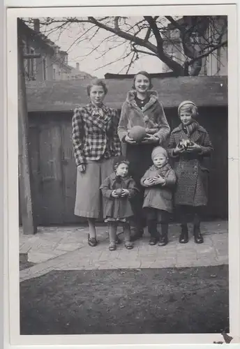 (F15578) Orig. Foto Kinder (2 - 15), Traudel mit Ball in Dresden Cotta 1937