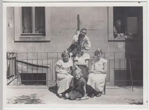 (F15571) Orig. Foto Kinder vor einem Haus in Dresden Cotta 1935