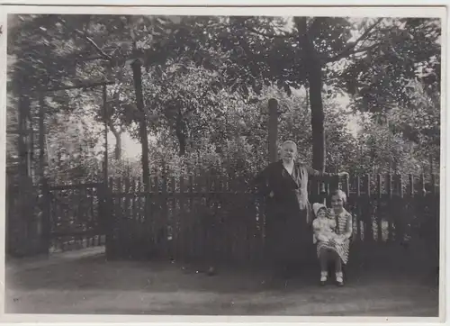 (F15561) Orig. Foto Frau m. Kind Traudel u. Puppe im Freien, Dresden Cotta 1932