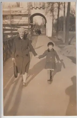 (F15555) Orig. Foto Frau und Kind Traudel spazieren in Dresden 1930