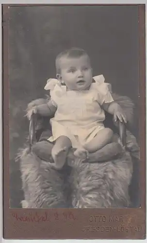 (F15547) Orig. Kabinettfoto Kleinkind Traudel auf Stuhl mit Fell, Dresden 1924