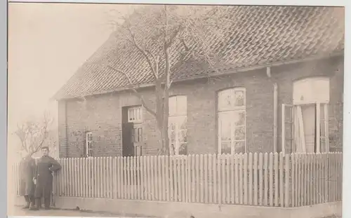 (F15538) Orig. Foto Personen am Zaun vor einem Wohnhaus, Kreis Uelzen 1920er