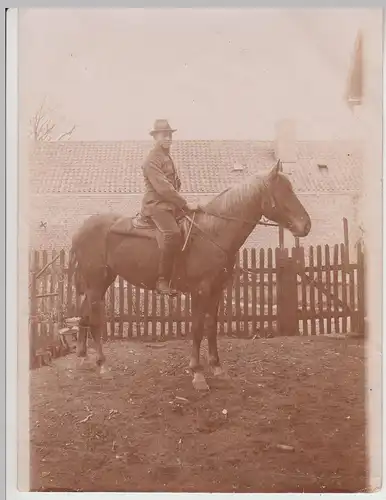 (F15505) Orig. Foto Mann auf Pferd vor Gebäude, 1920er