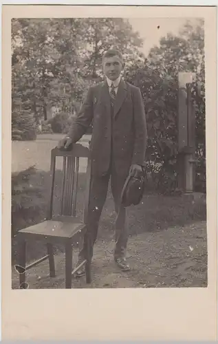 (F15504) Orig. Foto Porträt junger Mann mit Stuhl im Garten 1920er